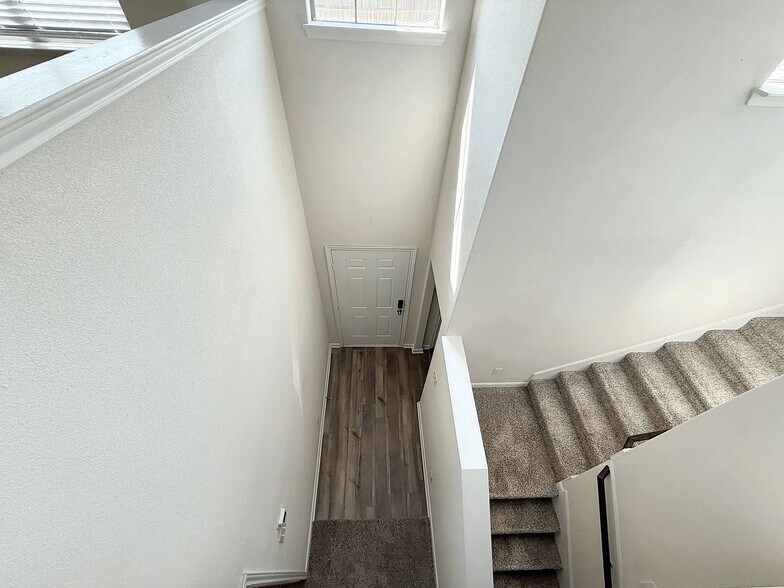 Building Photo - Room in House on Serena Dr