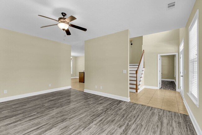 Building Photo - 4 Bedroom 2.5 Bathroom single family home ...