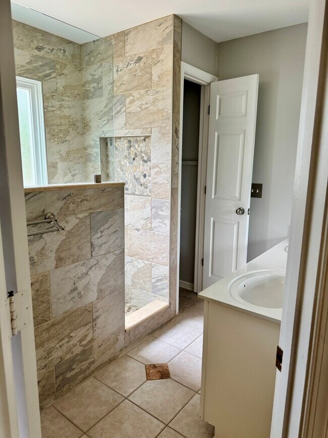 Building Photo - 3004 Southhampton Dr