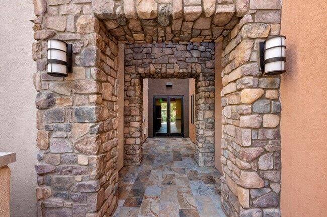 Building Photo - 4803 N Woodmere Fairway