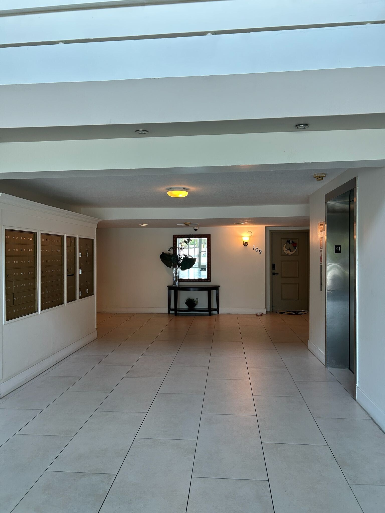 Building Photo - 100 Lakeview Dr