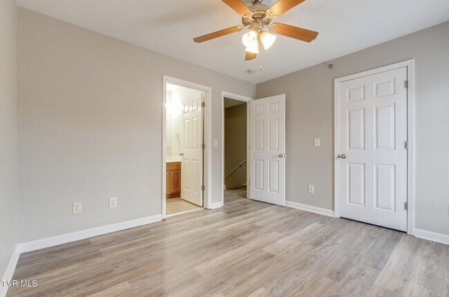 Building Photo - 2305 S Greenwood Dr