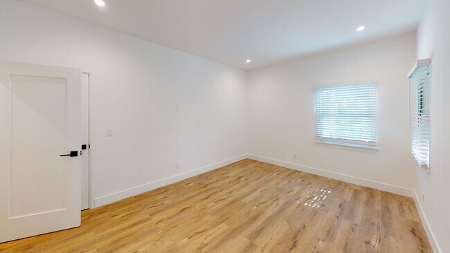 Building Photo - 1021 S Hayworth Ave