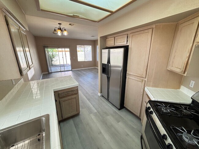 Building Photo - Beautiful 3Bed/2Bath/2Car residence located in Sunrise Manor / Winterwood area