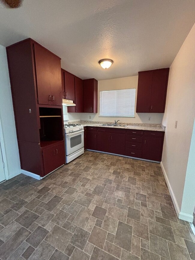 Building Photo - Spacious 3BD/2BA Home with Great Features!