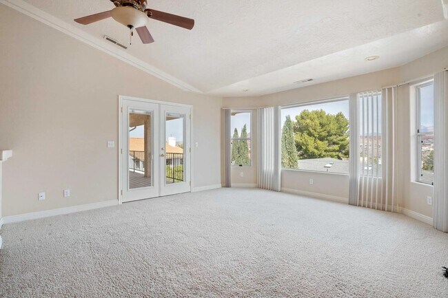 Building Photo - 4 Bedroom Home with Scenic Views
