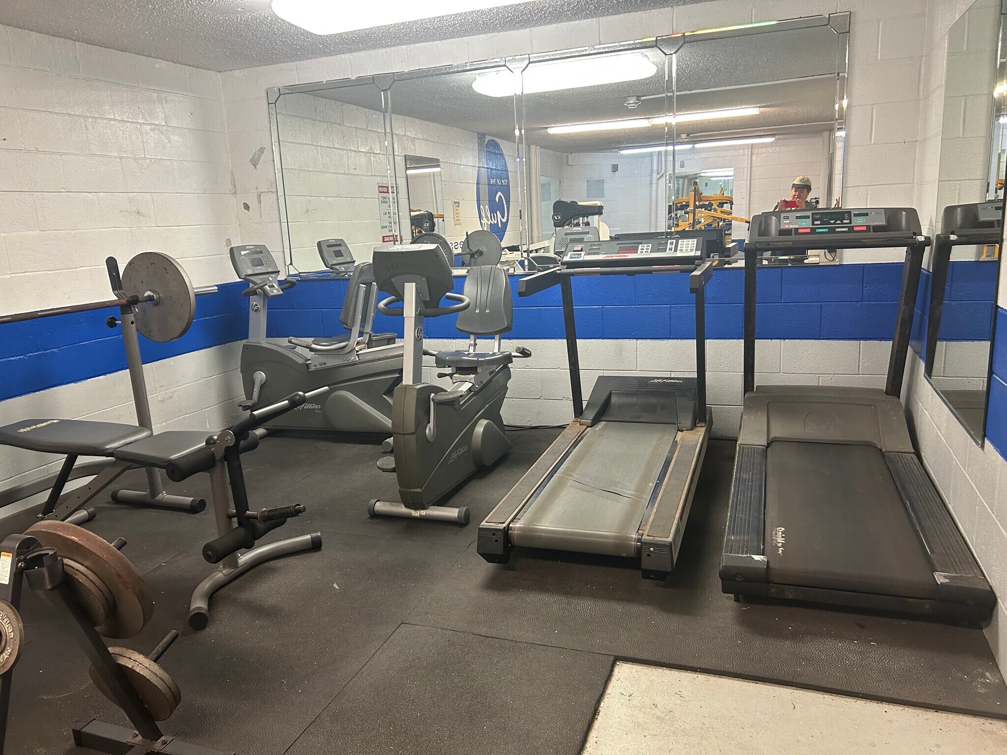 Exercise Machines (community) - 8817 S Thomas Dr