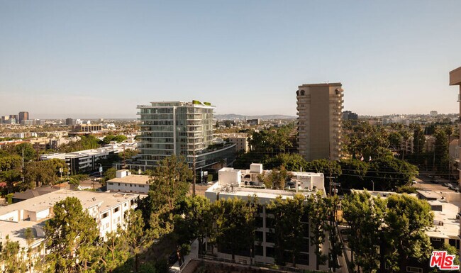 Building Photo - 100 S Doheny Dr