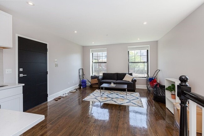 Building Photo - Renovated 3 bed 2 bath in Fort Hill......