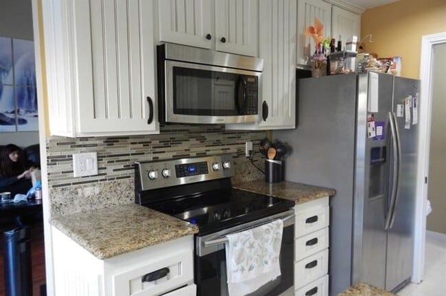 Building Photo - Two-Story 3 Bed, 2 Bath Townhome with Garage