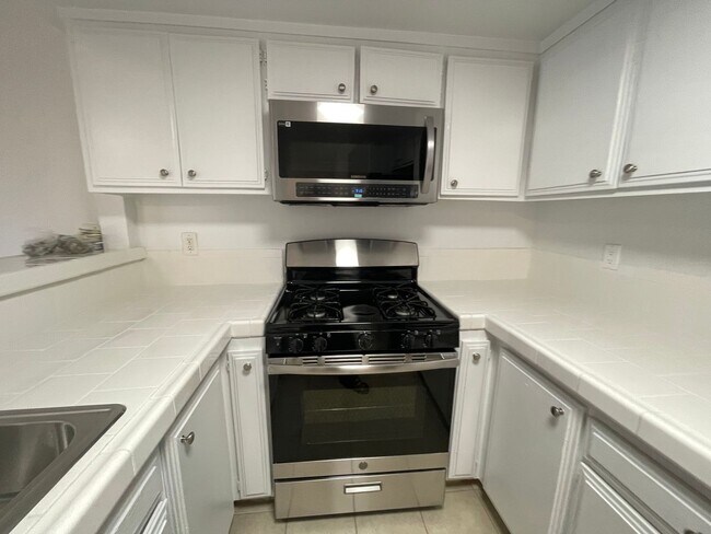 Interior Photo - 5317-5311 Denny Ave