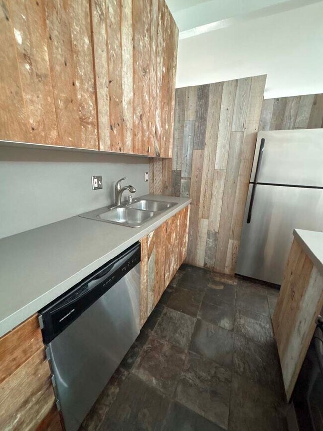 Building Photo - 915 Broadway St