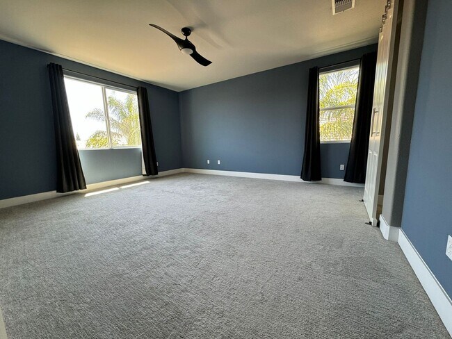 Building Photo - Stunning 4/3 in Roseville! 2 Car Garage!