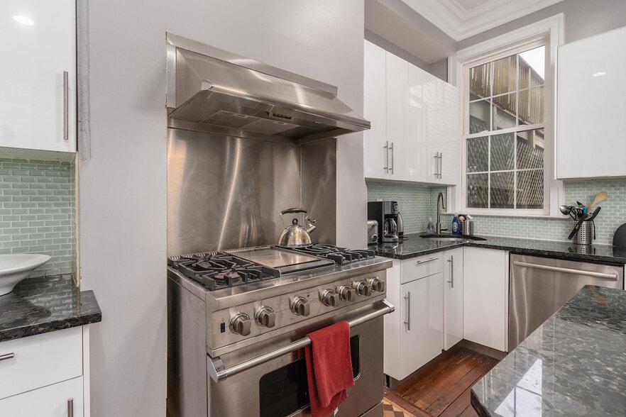 4 bedroom/3 bathroom, kitchen - 403 P St NW