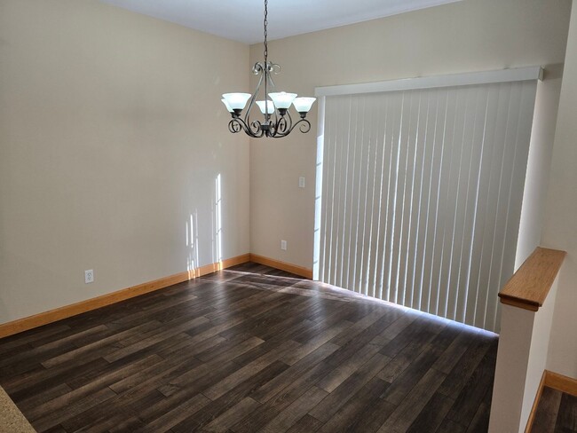 Building Photo - corner unit town home spirt Hills  3br 2 ....