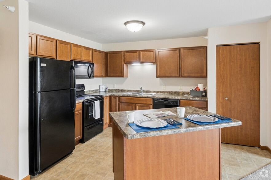3BR, 2BA - 1,311SF - Kitchen - Granite Manor/Runestone