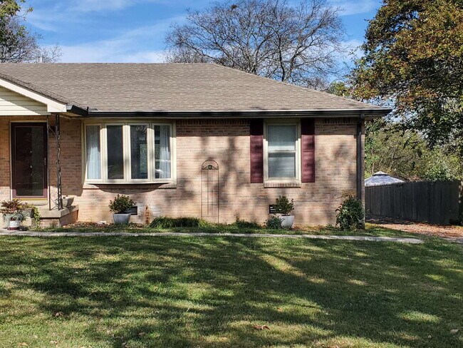 Building Photo - "Charming and Newly Updated 2-Bed Duplex Retreat in Hendersonville – 900 Sq Ft of Cozy Living!"