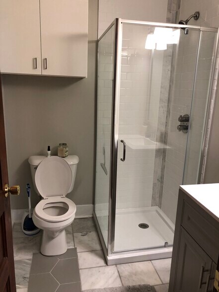 Bathroom - 1016 E North St