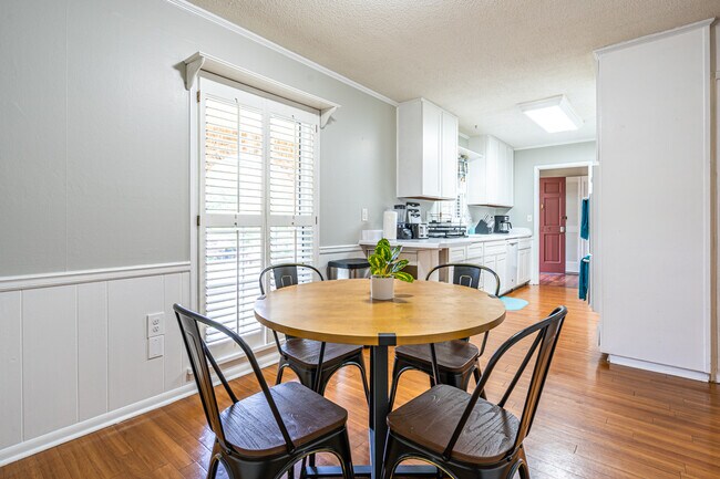 Building Photo - 10215 Melanie Dr SE