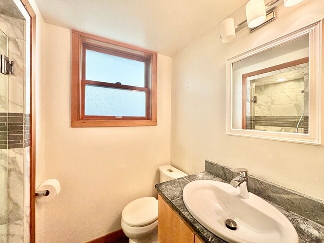 Building Photo - Stunning Mountain View Mid-Century Home in Prestigious Clyde Hill