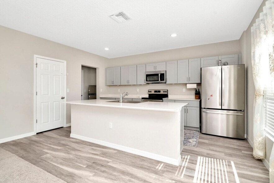 Building Photo - 12811 Twin Bridges Dr