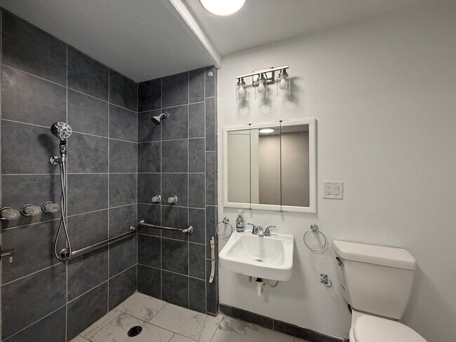 Building Photo - Lancaster 3 Bedroom + 2 Bathroom