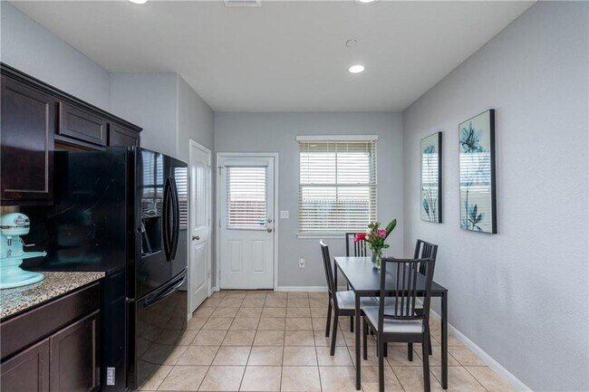 Building Photo - 2880 Donnell Dr