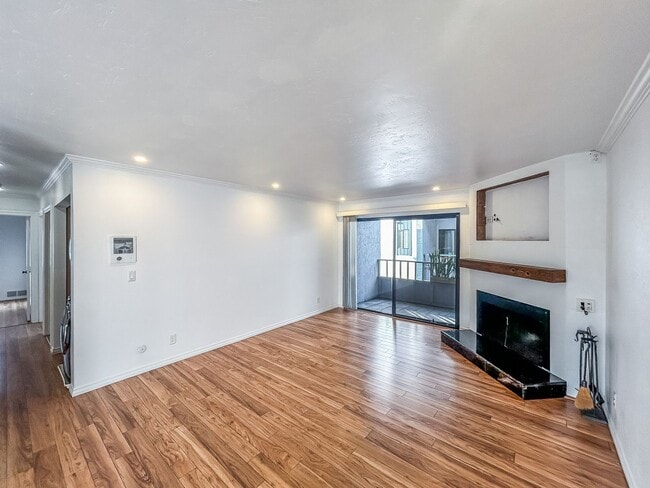 Building Photo - Beautiful 2BD/2BA W/ Private Balcony and In-Unit Laundry in Midway District! Move-in Special Deta...