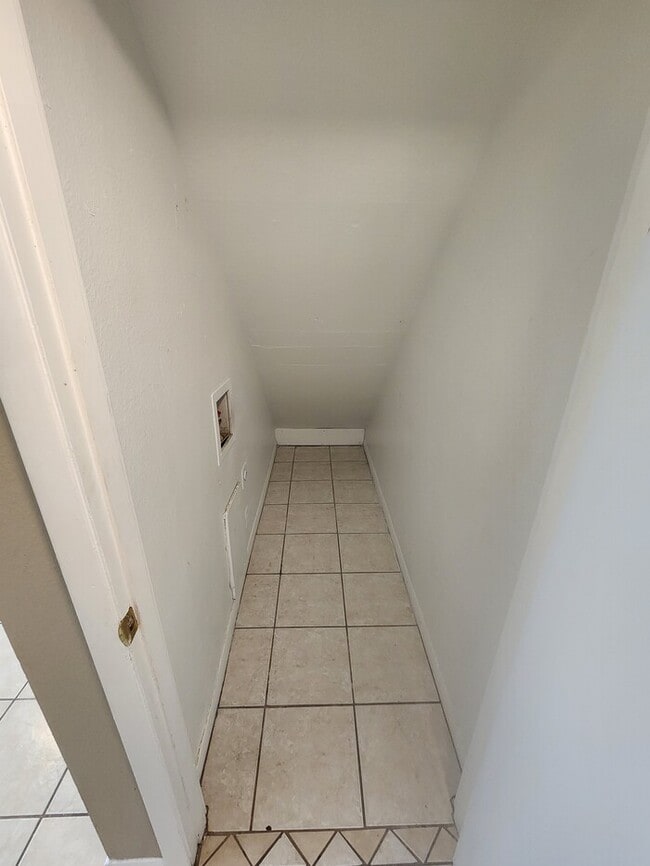 Building Photo - 3 bed 2 bath 2 story townhome, 1 carport