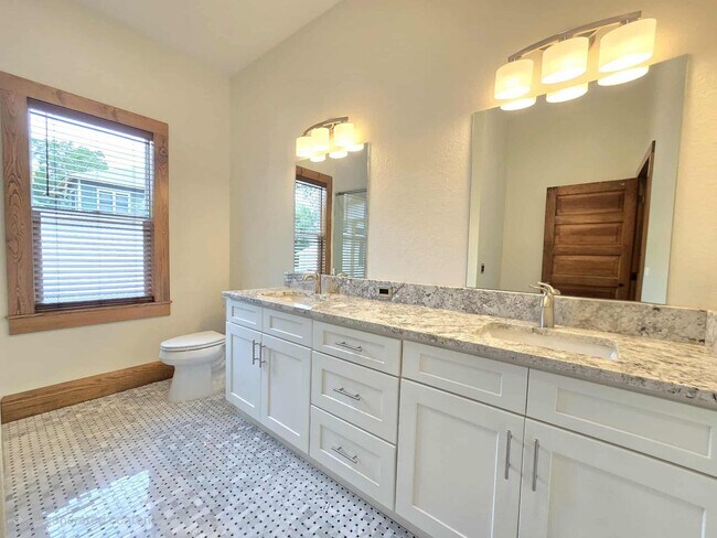 Building Photo - Lakeland's Historic District: 3 Bed/2 Bath