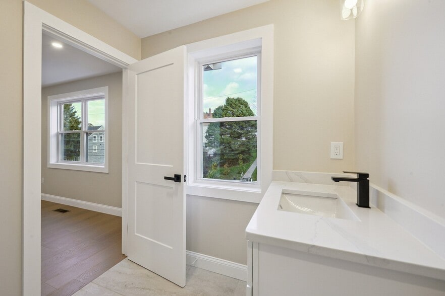 Building Photo - 110 Stowe St