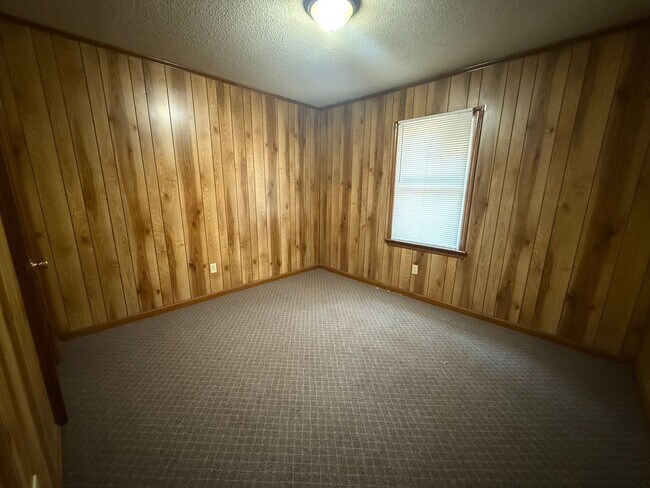 Building Photo - 1715 Snowden Dr SE