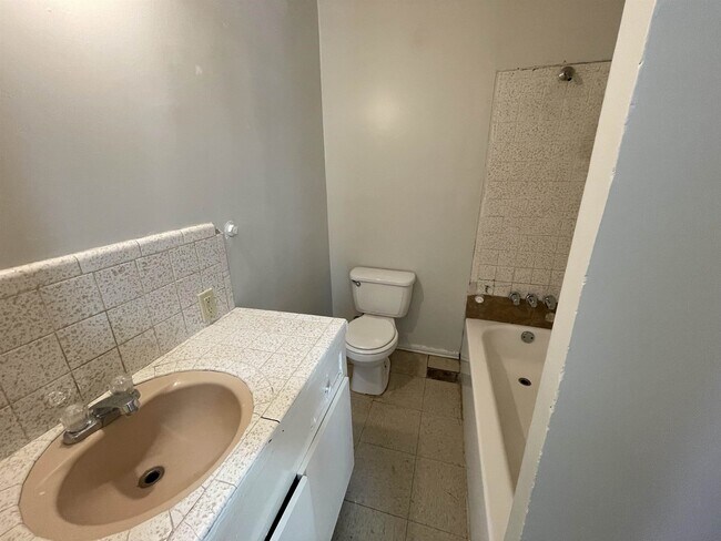 Building Photo - 705 Bustamante St