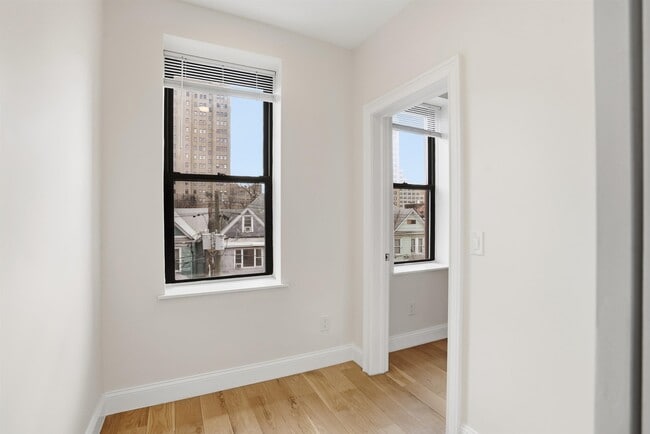 Building Photo - 233 1/2 Summit Ave