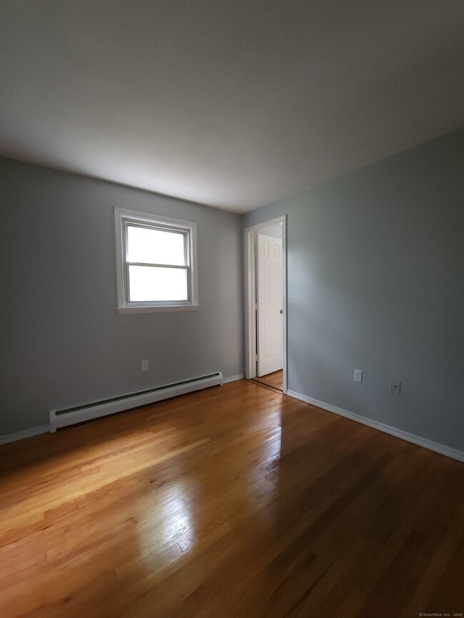 Building Photo - 14 Lownds Dr