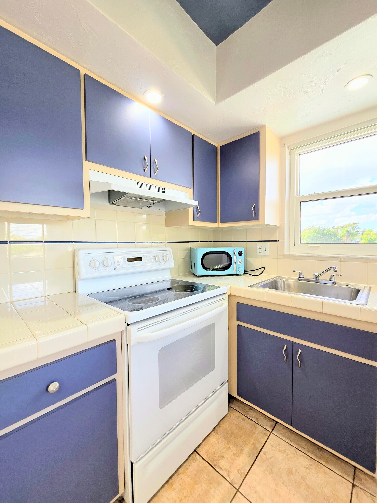 Building Photo - 3300 NE 10th Ter