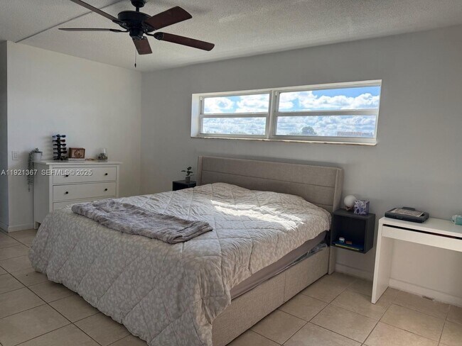 Building Photo - 1670 NE 191st St