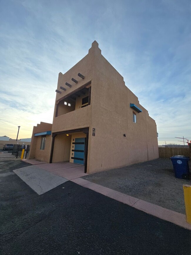 Building Photo - Gorgeous Custom Townhome