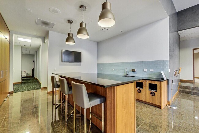 Building Photo - 420 E Waterside Dr