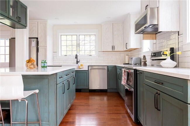 Building Photo - 304 Third Beach Rd