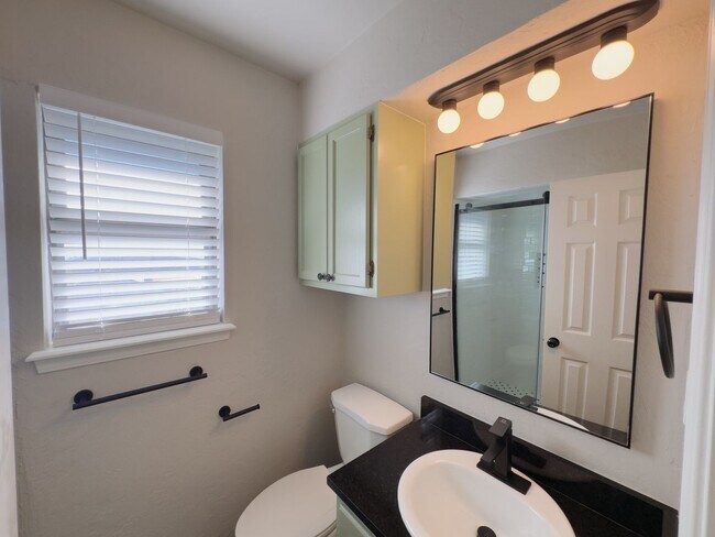 Building Photo - Updated 3-Bedroom, 2-Bathroom Duplex with a Spacious Fenced Backyard!