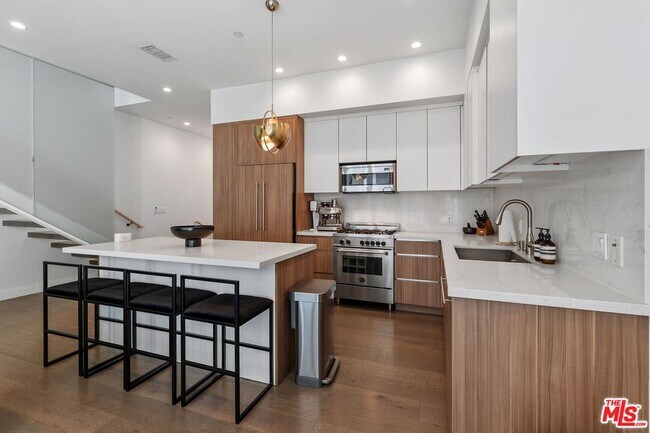 Building Photo - 1251 N Formosa Ave