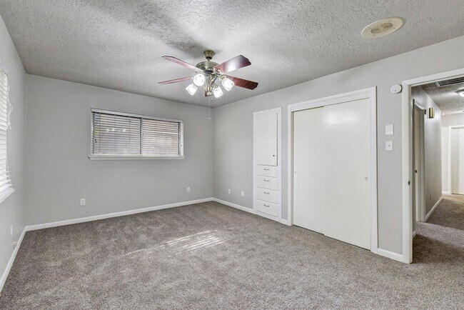 Building Photo - 803 Rosewood Dr