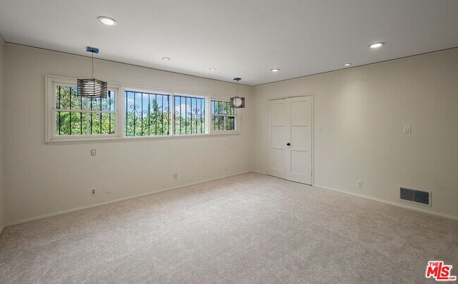 Building Photo - 9149 Hillsboro Dr