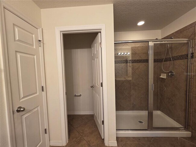 Building Photo - 11842 Silverlake Park Dr