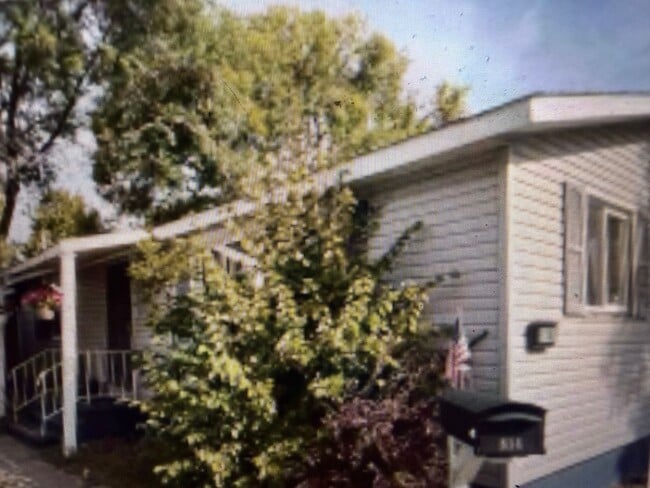 Building Photo - Nice 3 bed 1 bath house with large garage and basement!!!