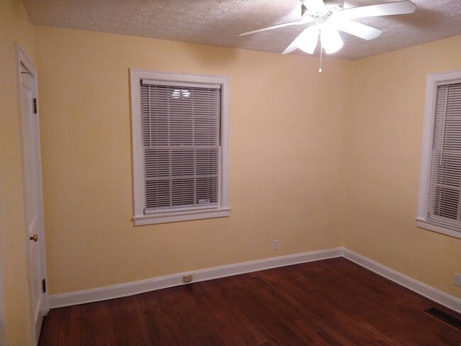 Building Photo - 306 Colonial Dr