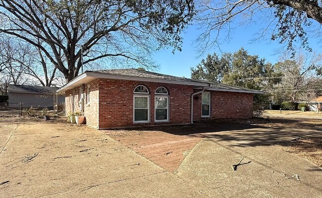 Building Photo - 341 N Burbank Dr