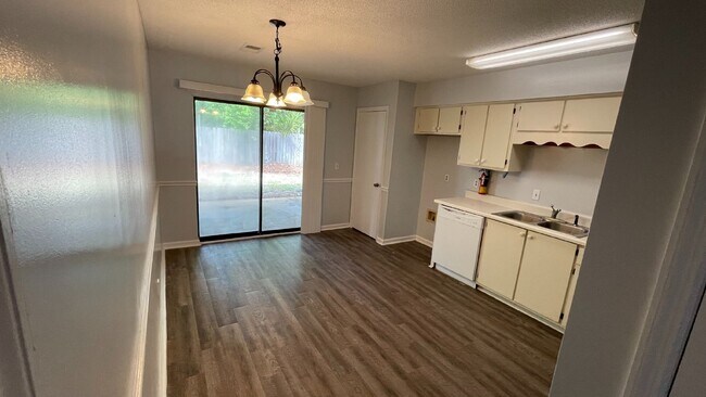 Building Photo - Apartment For Rent
