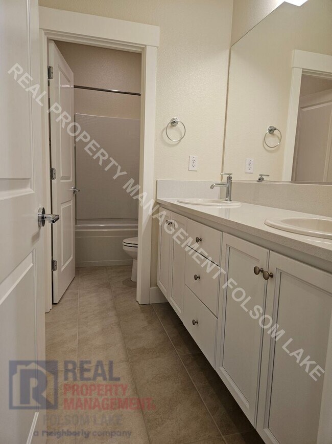 Building Photo - Available Now! 5 Bedroom 4.5 Bath at Russe...